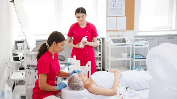 Odnowa biologiczna i wellness | Uniwersytet WSB Merito Opole: Główna grafika: Opole - studia I stopnia - specjalność Odnowa biologiczna i wellness - Trzy studentki w laboratorium kosmetologicznym 