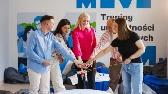 Poznaj nas | Uniwersytet WSB Merito Opole: Główna grafika: Opole - Poznaj nas - Grupa osób przybijająca grupową piątkę