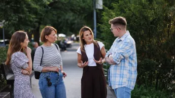Psychologia i zarządzanie kapitałem ludzkim | Studia II stopnia w Opolu | Uniwersytet WSB Merito Opole: Główna grafika: Opole - studia II stopnia - specjalność Psychologia i zarządzanie kapitałem ludzkim - Grupa osób rozmawiająca w parku