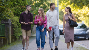 Dietetyka w sporcie | Studia I stopnia w Opolu | Uniwersytet WSB Merito Opole: Główna grafika: Opole - studia I stopnia - specjalność Dietetyka w sporcie - Grupa osób na spacerze