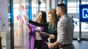 Inżynieria systemów logistycznych | Uniwersytet WSB Merito Opole: Główna grafika: Opole - studia I stopnia - specjalność Inżynieria systemów logistycznych - Grupa osób tworząca notatki przy użyciu karteczek samoprzylepnych