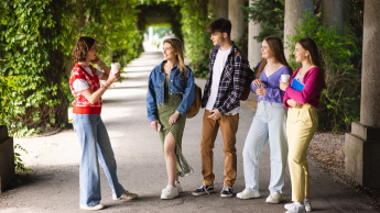 Zarządzanie kryzysowe i pomoc humanitarna | Studia II stopnia ze studiami podyplomowymi  | Uniwersytet WSB Merito Opole: Główna grafika: Opole - Studia II stopnia z podyplomowymi - specjalność Zarządzanie kryzysowe i pomoc humanitarna - Grupa znajomych rozmawiająca na świeżym powietrzu