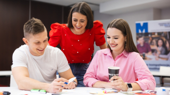 Leadership | Studia II stopnia ze studiami podyplomowymi  | Uniwersytet WSB Merito Opole: Główna grafika: Opole - Studia II stopnia ze studiami podyplomowymi - specjalność Leadership - Grupa rozmawiających znajomych, przeglądają notatki