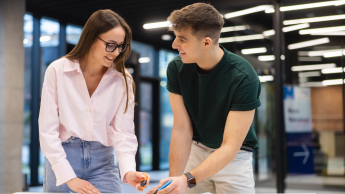 Wywiad i detektywistyka | Studia II stopnia ze studiami podyplomowymi  | Uniwersytet WSB Merito Opole: Główna grafika: Opole - studia II stopnia ze studiami podyplomowymi - specjalność Wywiad i detektywistyka - Dwie osoby przeglądające notatki