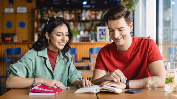 Biznes i nowe technologie | Studia II stopnia ze studiami podyplomowymi  | Uniwersytet WSB Merito Opole: Główna grafika: Opole - studia II stopnia z podyplomowymi - specjalność Biznes i nowe technologie - Dwie osoby przeglądające notatki