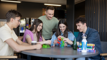 Biznes i nowe technologie | Studia II stopnia ze studiami podyplomowymi  | Uniwersytet WSB Merito Opole: Główna grafika: Opole - studia II stopnia z podyplomowymi - specjalność Biznes i nowe technologie - Grupa osób grająca w grę 