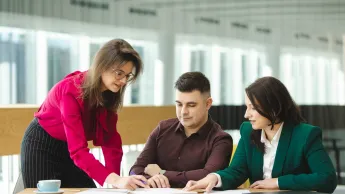 Indywidualne wsparcie, cyfrowe innowacje i inkluzyjne podejście – nowoczesny pracownik Publicznych Służb Zatrudnienia | Studia podyplomowe w Opolu | Uniwersytet WSB Merito Opole: Grupa osób przeglądająca notatki