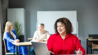 ESG - menedżer ds. zrównoważonego rozwoju | Studia podyplomowe w Opolu | Uniwersytet WSB Merito Opole: Główna grafika: Opole - studia podyplomowe - ESG - menedżer ds. zrównoważonego rozwoju - Kobieta korzystająca z laptopa