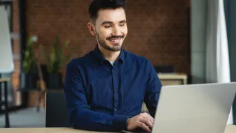 Doradca w procesie sukcesji | Studia podyplomowe w Opolu | Uniwersytet WSB Merito Opole: Główna grafika: Opole - studia podyplomowe - Doradca w procesie sukcesji - Mężczyzna korzystający z laptopa