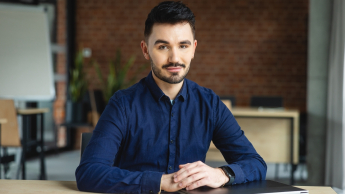 Zarządzanie zasobami ludzkimi w małej firmie | Studia podyplomowe w Opolu | Uniwersytet WSB Merito Opole: Główna grafika: Opole - studia podyplomowe - Zarządzanie zasobami ludzkimi w małej firmie - Mężczyzna siedzący za biurkiem