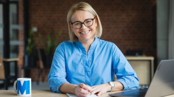 Podatki i doradztwo podatkowe | Studia podyplomowe w Opolu | Uniwersytet WSB Merito Opole: Główna grafika: Opole - studia podyplomowe - Podatki i doradztwo podatkowe - Kobieta zapisująca notatki