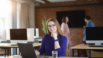 Rozwój produktów w małej firmie | Studia podyplomowe w Opolu | Uniwersytet WSB Merito Opole: Główna grafika: Opole - studia podyplomowe - Rozwój produktów i usług w małej firmie - Kobieta korzystająca z laptopa
