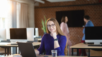 Rozwój produktów i usług w małej firmie | Studia podyplomowe w Opolu | Uniwersytet WSB Merito Opole: Główna grafika: Opole - studia podyplomowe - Rozwój produktów i usług w małej firmie - Kobieta korzystająca z laptopa