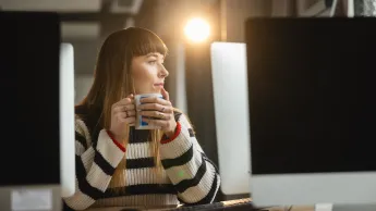 Inżynieria oprogramowania dla SAP S/4HANA i programowanie w języku ABAP | Studia podyplomowe w Opolu | Uniwersytet WSB Merito Opole: Główna grafika: Opole - studia podyplomowe - Inżynieria oprogramowania dla SAP S/4HANA i programowanie w języku ABAP - Kobieta siedząca przy biurku, w dłoniach trzyma kubek