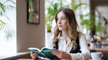 Zarządzanie zasobami ludzkimi w małej firmie | Uniwersytet WSB Merito Opole: Główna grafika: Opole - studia podyplomowe - Zarządzanie zasobami ludzkimi w małej firmie - Kobieta z książką w rękach