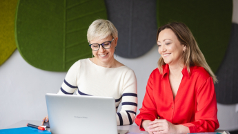 Akademia menedżera | Uniwersytet WSB Merito Opole: Główna grafika: Opole - studia podyplomowe - Akademia menedżera - Dwie kobiety korzystające z laptopa