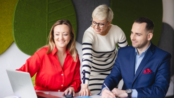 Nowoczesne przywództwo w biznesie | Uniwersytet WSB Merito Opole: Główna grafika: Opole - studia podyplomowe - Nowoczesne przywództwo w biznesie - Grupa osób patrząca w ekran laptopa