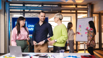 Neuroprzywództwo | Uniwersytet WSB Merito Opole: Główna grafika: Opole - studia podyplomowe - Neuroprzywództwo - Grupa osób pracująca wspólnie nad projektem