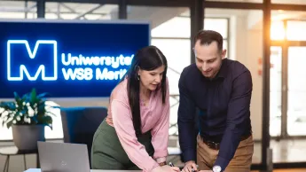 Kolegium doktorskie | Studia podyplomowe w Opolu | Uniwersytet WSB Merito Opole: Główna grafika: Opole - studia podyplomowe - Kolegium doktorskie - Dwie osoby pracujące wspólnie nad projektem