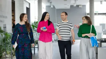 Wyniki wyszukiwania | Uniwersytet WSB Merito Opole: Główna grafika: Opole - studia podyplomowe - Psychologia transportu - Grupa osób idąca korytarzem