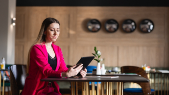 Zarządzanie zasobami ludzkimi w małej firmie | Uniwersytet WSB Merito Opole: Główna grafika: Opole - studia podyplomowe - Zarządzanie zasobami ludzkimi w małej firmie - Kobieta korzystająca z tabletu