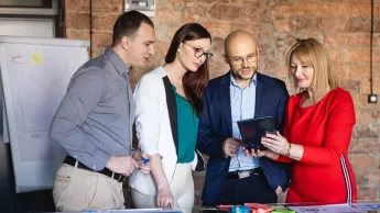 Neuroprzywództwo | Studia podyplomowe w Opolu | Uniwersytet WSB Merito Opole: Główna grafika: Opole - studia podyplomowe - Neuroprzywództwo - Grupa osób patrząca w ekran tabletu