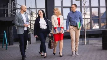 Inżynieria oprogramowania dla SAP S/4HANA i programowanie w języku ABAP | Studia podyplomowe w Opolu | Uniwersytet WSB Merito Opole: Główna grafika: Opole - studia podyplomowe - Inżynieria oprogramowania dla SAP S/4HANA i programowanie w języku ABAP - Grupa osób wychodząca z budynku