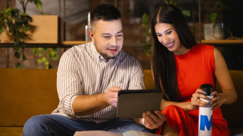 Lider optymalizacji procesów (studia 3-semestralne) | Studia I stopnia w Opolu | Uniwersytet WSB Merito Opole: Główna grafika: Opole - studia II stopnia - zarządzanie - Lider optymalizacji procesów - Dwie osoby patrzące w ekran tabletu