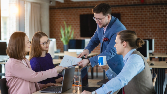 Psychologia skutecznej sprzedaży | Studia podyplomowe w Opolu | Uniwersytet WSB Merito Opole: Główna grafika: Opole - studia podyplomowe - Psychologia skutecznej sprzedaży - Grupa osób dzieląca się notatatkami