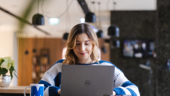 Psychologia skutecznej sprzedaży | Uniwersytet WSB Merito Opole: Główna grafika: Opole - studia podyplomowe - Psychologia skutecznej sprzedaży - Dziewczyna korzystająca z laptopa