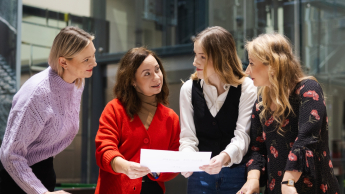 Akademia Ratownika Emocjonalnego | edycja II | Szkolenia i kursy w Opolu | Uniwersytet WSB Merito Opole: Studenci omawiają wspólny projekt