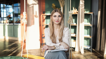 Branding i Content Marketing | Studia podyplomowe w Opolu | Uniwersytet WSB Merito Opole: Główna grafika: Opole - studia podyplomowe - Branding i Content Marketing - Kobieta siedząca na huśtawce