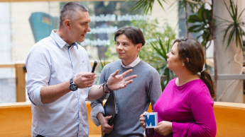 Sztuczna inteligencja i Data Science | Uniwersytet WSB Merito Opole: Główna grafika: Opole - studia II stopnia z podyplomowymi - administracja bezpieczeństwa publicznego - studenci stoją wspólnie i rozmawiają