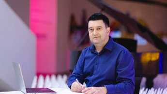 Inżynieria sieci, systemów i bezpieczeństwa IT | Studia I stopnia w Opolu | Uniwersytet WSB Merito Opole: Główna grafika: Opole - studia I stopnia inżynierskie- Informatyka: Inżynieria sieci, systemów i bezpieczeństwa IT   - student siedzi przy biurku z laptopem