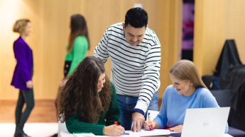 Sztuczna inteligencja i Data Science | Uniwersytet WSB Merito Opole: Główna grafika: Opole - studia I stopnia inżynierskie- Informatyka: Sztuczna inteligencja i Data Science - studenci analizują wspólnie treści przy biurku