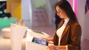 Sztuczna inteligencja i Data Science | Studia I stopnia w Opolu | Uniwersytet WSB Merito Opole: Główna grafika: Opole - studia I stopnia inżynierskie- Informatyka: Sztuczna inteligencja i Data Science -studentka stoi przy tablecie multimedialnym i analizuje treści