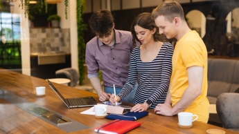 Cyberbezpieczeństwo | Studia I stopnia w Opolu | Uniwersytet WSB Merito Opole: Główna grafika: Opole - studia inżynierskie - Informatyka - Cyberbezpieczeństwo - studenci analizują treści na notatniku