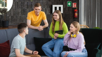 Cyberbezpieczeństwo | Studia I stopnia w Opolu | Uniwersytet WSB Merito Opole: Główna grafika: Opole - studia inżynierskie - Informatyka - Cyberbezpieczeństwo - studenci siedzą i rozmawiają