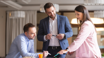 Cloud DevOps Engineer Administrator | Uniwersytet WSB Merito Opole: Główna grafika: Opole - studia podyplomowe -Cloud DevOps Engineer Administrator - uczestnicy studiów podyplomowych analizują notatki leżące na stole