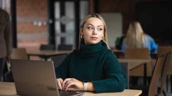 Zarządzanie małym i średnim przedsiębiorstwem | Studia I stopnia w Opolu | Uniwersytet WSB Merito Opole: Główna grafika: Opole - studia I stopnia licencjackie - Zarządzanie: Zarządzanie małym i średnim przedsiębiorstwem - studentka siedzi i pracuje na laptopie