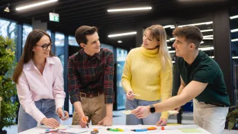 Zarządzanie zasobami ludzkimi | Uniwersytet WSB Merito Opole: Główna grafika: Opole - studia I stopnia licencjackie - Zarządzanie: Zarządzanie zasobami ludzkimi - studenci wspólnie rozmawiają przy stole