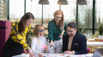 AI: prawo i etyka | Studia podyplomowe w Opolu | Uniwersytet WSB Merito Opole: Główna grafika: Opole - studia podyplomowe - AI: prawo i etyka - uczestnicy studiów podyplomowych analizują wspólnie notatki