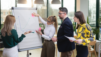 Analiza transakcyjna w organizacjach | Studia podyplomowe w Opolu | Uniwersytet WSB Merito Opole: Główna grafika: Opole - studia podyplomowe -Analiza Transakcyjna w Organizacjach - uczestnicy studiów podyplomowych analizują wspólnie treści na flipcharcie