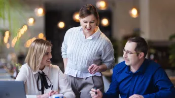 Product Manager w erze AI - zarządzanie produktami cyfrowymi | Studia podyplomowe w Opolu | Uniwersytet WSB Merito Opole: Główna grafika: Opole - studia podyplomowe -Product Manager w erze AI - zarządzanie produktami cyfrowymi -  uczestnicy studiów podyplomowych rozmawiają między sobą