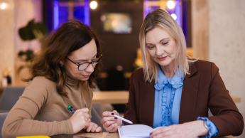 Terapia uzależnień | Studia podyplomowe w Opolu | Uniwersytet WSB Merito Opole: Główna grafika: Opole - studia podyplomowe - Terapia uzależnień - uczestniczki studiów podyplomowych analizują wspólnie notatki z zeszytu