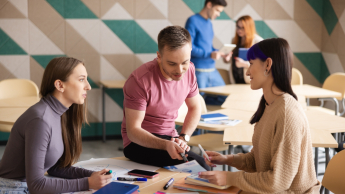 Zarządzanie małym i średnim przedsiębiorstwem | Studia I stopnia w Opolu | Uniwersytet WSB Merito Opole: Główna grafika: Opole - studia I stopnia licencjackie - Zarządzanie: Zarządzanie małym i średnim przedsiębiorstwem - studenci analizują wspólnie notatki