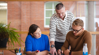 Inżynieria sieci, systemów i bezpieczeństwa IT | Uniwersytet WSB Merito Opole: Główna grafika: Opole - studia I stopnia inżynierskie- Informatyka: Inżynieria sieci, systemów i bezpieczeństwa IT   - studenci analizują wspólnie notatki przy biurku