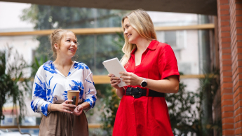 Dietetyka pediatryczna | Studia I stopnia w Opolu | Uniwersytet WSB Merito Opole: Główna grafika: Opole - studia II stopnia- Dietetyka: Dietetyka pediatryczna - studentki idą korytarzem biblioteki i rozmawiają