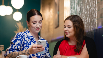 Trychologia z elementami biokosmetologii i fitoterapii | Uniwersytet WSB Merito Opole: Główna grafika: Opole - studia I stopnia licencjackie - Kosmetologia: Trychologia z elementami biokosmetyki i fitoterapii - studentki rozmawiają przy telefonie