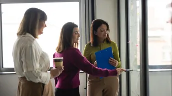 Studia menedżerskie | Studia podyplomowe w Opolu | Uniwersytet WSB Merito Opole: Główna grafika: Opole - studia podyplomowe - Studia menedżerskie - uczestniczki studiów podyplomowych analizują tresci 